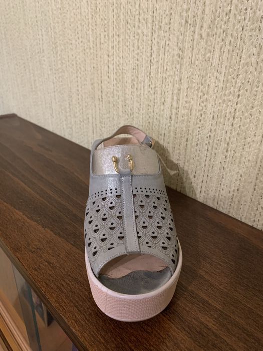 Отдам бесплатно обувь