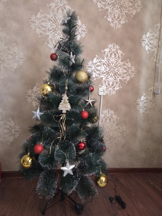 Продам елку вместе с игрушками, 120 см.