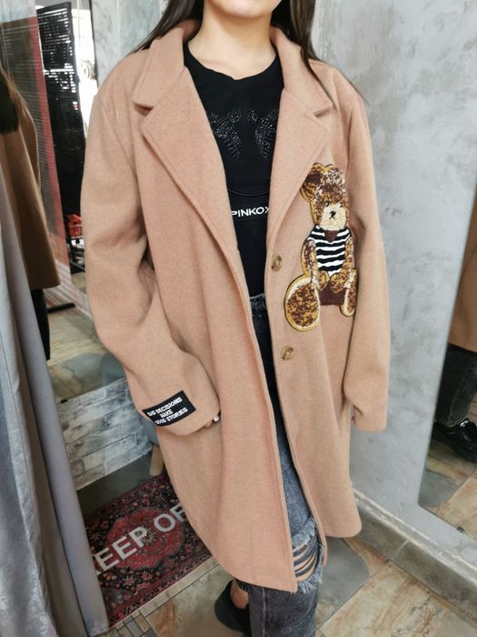 Женско палто с нашивки произход Италия