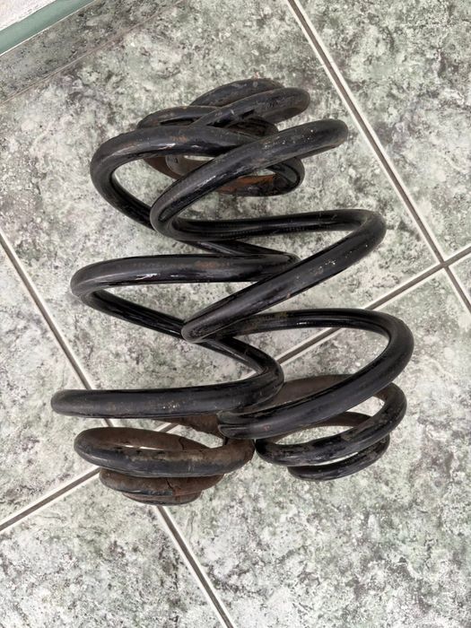 Части БМВ Е30 BMW E30  Кори Халогени Пружини Лайстни ГНП Барче Колонки