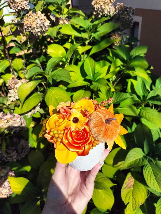 Aranjament floral de toamnă handmade – mini decor cu dovleac