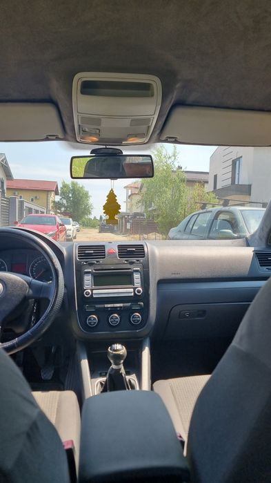 Se vinde Volkswagen Jetta, an de fabricație 2007 motorizare  1.6 Benzină, 105 CP, cutie de viteze manuală. Mașina are la bord  195.000km