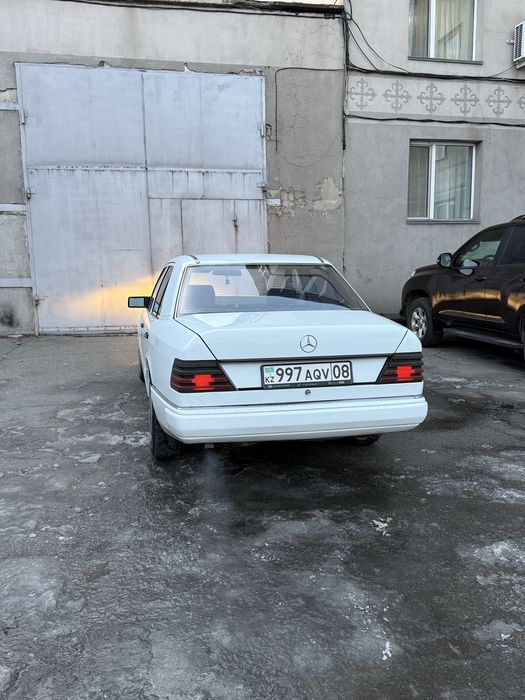 Мерседес 124 е200 в хорошем состояний