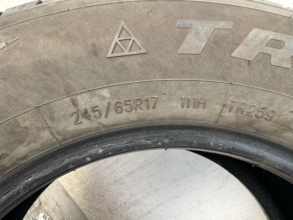 Продам летнию резину 245/65/17
