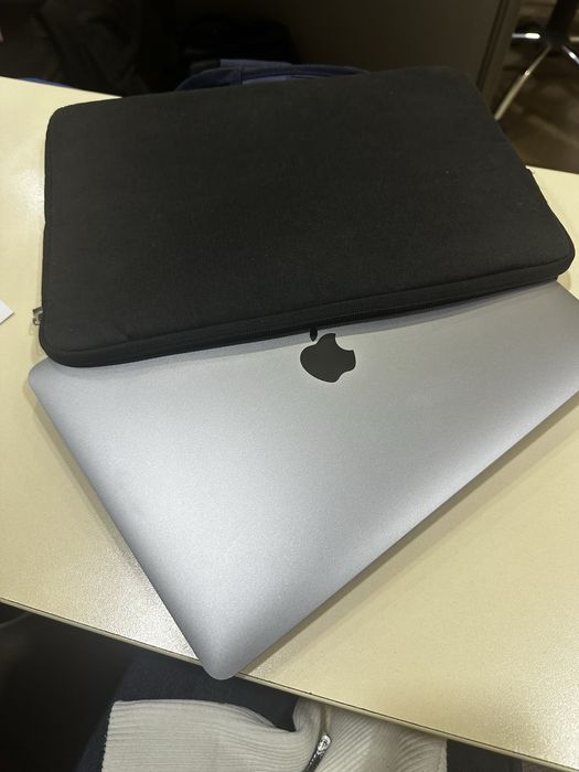 Macbook pro m2 512gb  8gb