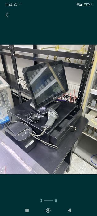 Кассовый аппарат с ящиком и кассовый стол.