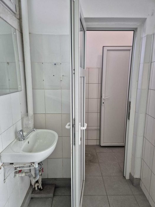 inchiriez spatiu comercial 66 mp Brasov in cartier blocuri  la strada