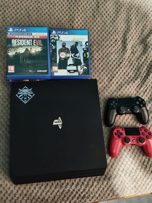 Продавам ps4 pro 1 TB  в добро състояние