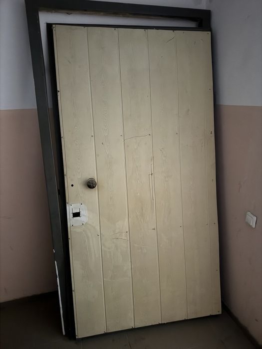 Продам металлическую дверь