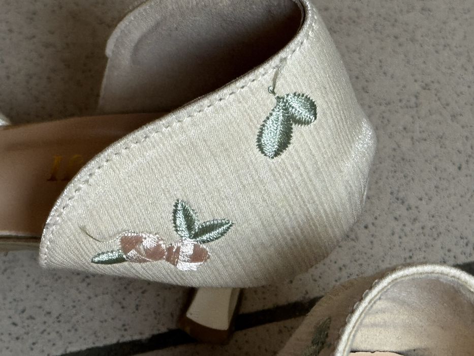 Женские туфли с вышивкой