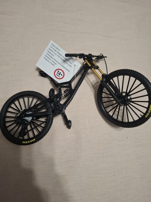 Bicicleta miniatura 1:6 Santa Cruz V10 customized
