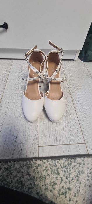 Сладка мини рокля в бяло и обувки