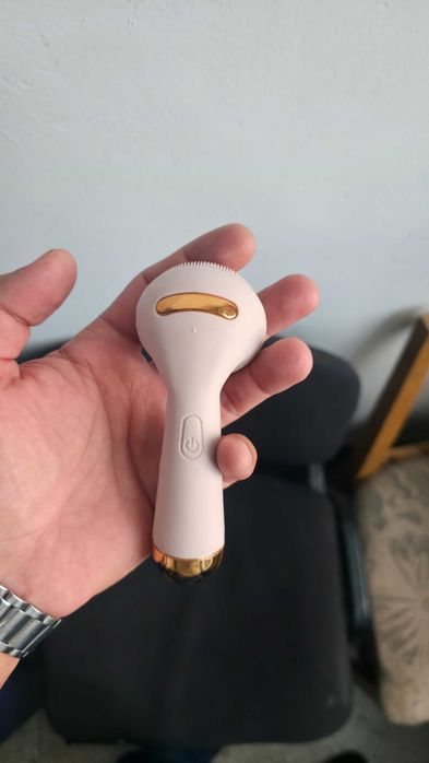 Cadoul ideal Aparat masaj facial +curatare încărcare usb nou nefolosit