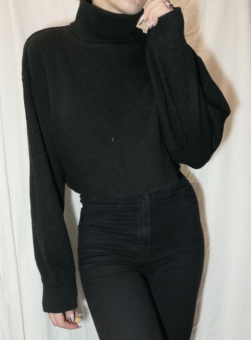 Pulover negru, la gat