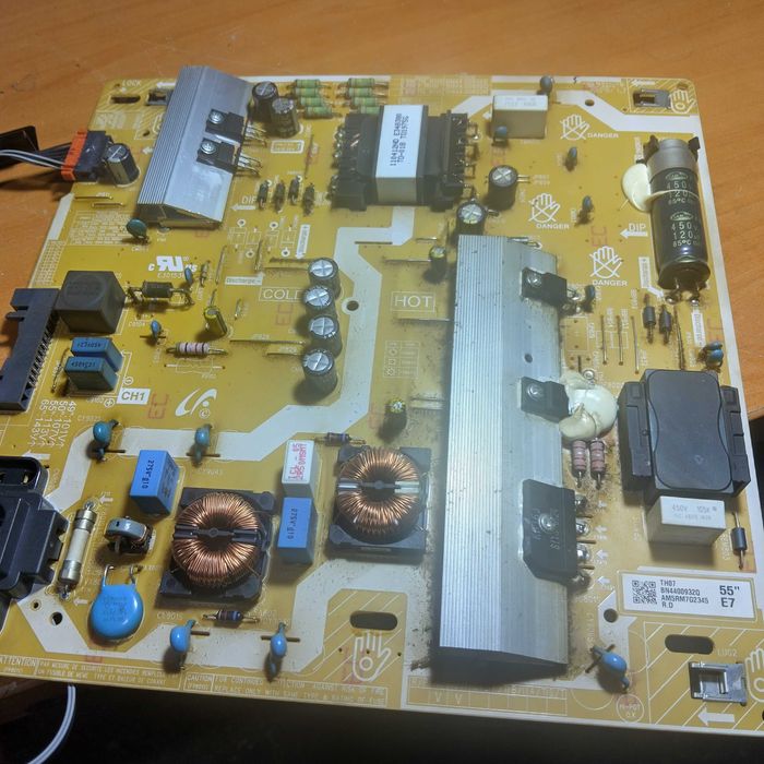 Продавам SAMSUNG UE49RU7302KXXH Извит екран. На части.