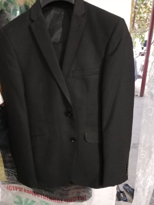 Prodayu chorni kastyum.