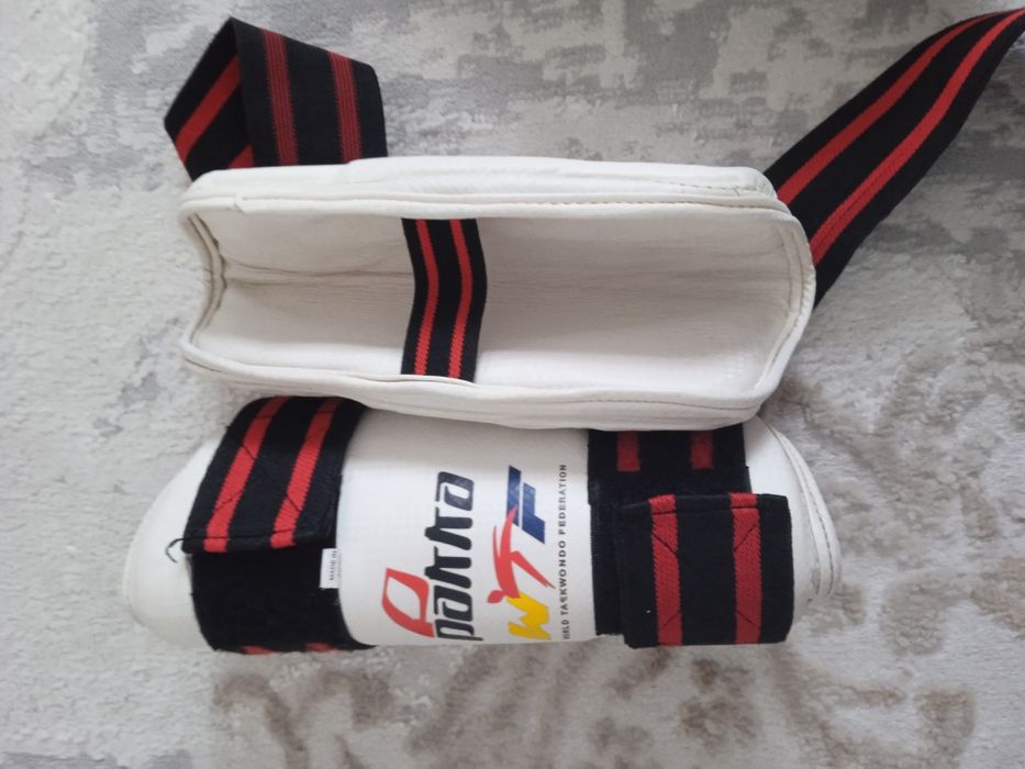 щитки на руки и на ноги.