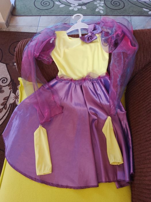 Карнавални рокли  5-6г два броя са