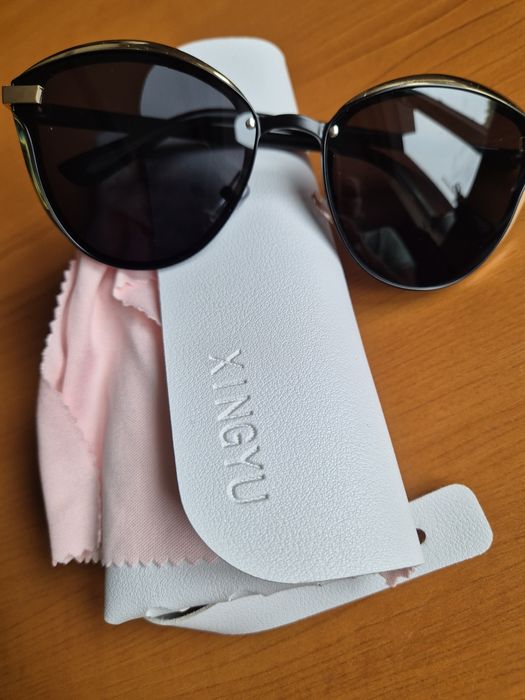 Слънчеви очила с бял калъф