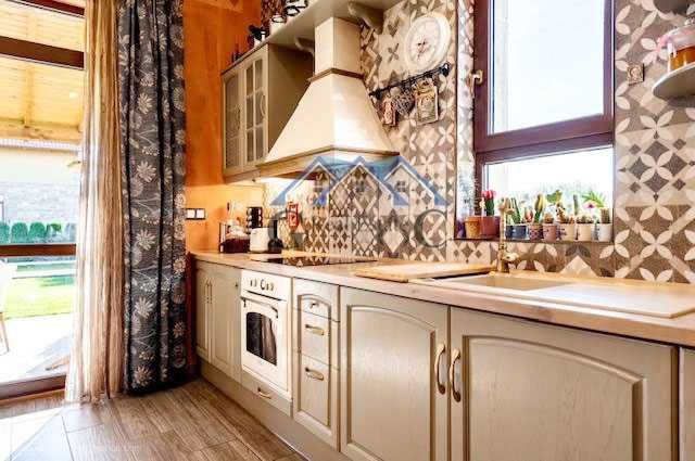 Къща 330м2, 2 гаража, басейн,5 спални, двор 675м2, 440000евро,Приселци