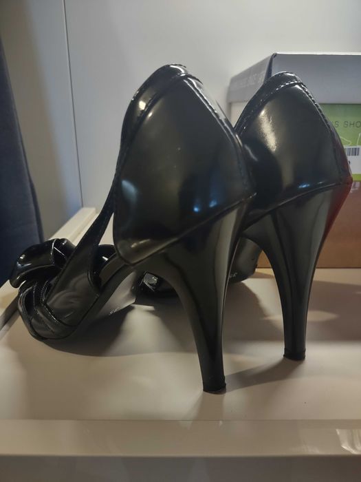 Официални черни лачени дамски обувки на висок ток
