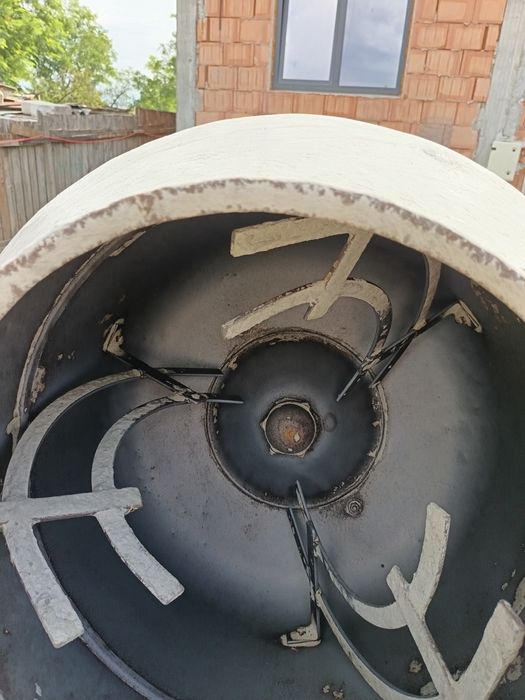 Vând betoniera capacitate 250l silențioasa.