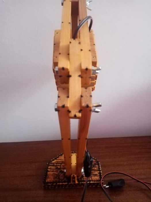 Настолна лампа от дърво