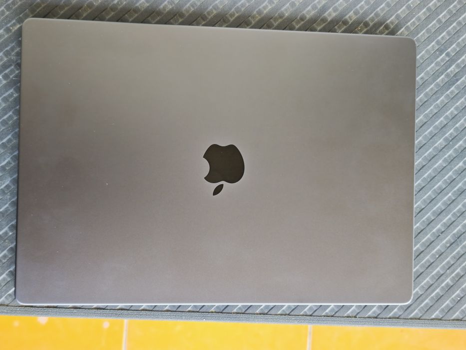 Vând Macbook Pro M3 pro 16"