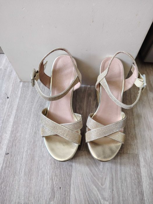 Удобни сандали на платформа