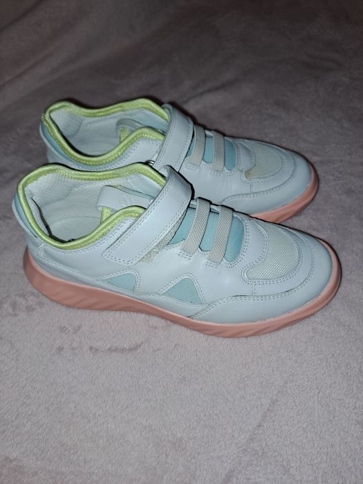 Vând încălțăminte fete: