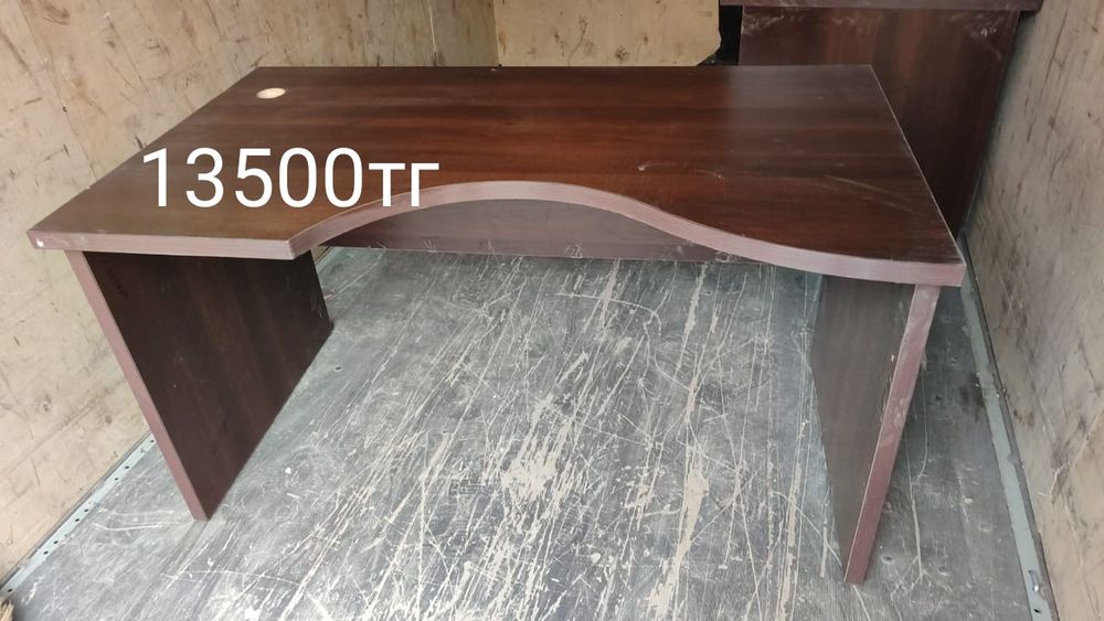 Офисные столы с ящиками