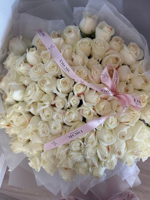 Продаю букет 101 белые розы 50 см