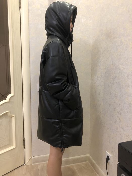 Пуховик из премиум экокожи Zara