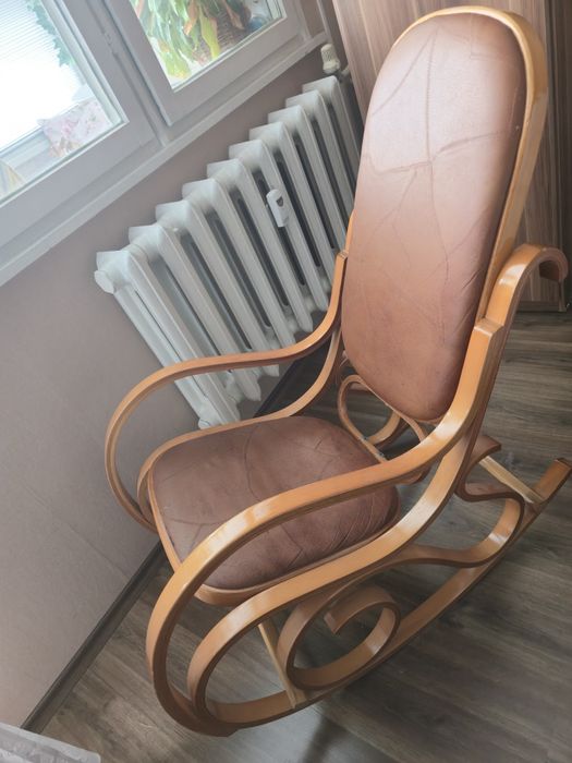 Люлеещ стол от масивна дървесина – удобен