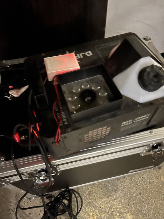 Vand 2 masini de fum DJ Power 1000 si Stairville AF180