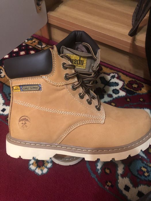 Продам ботинки