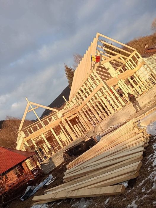 Vindem case de lemn cu două dormitoare baie bucătărie și living