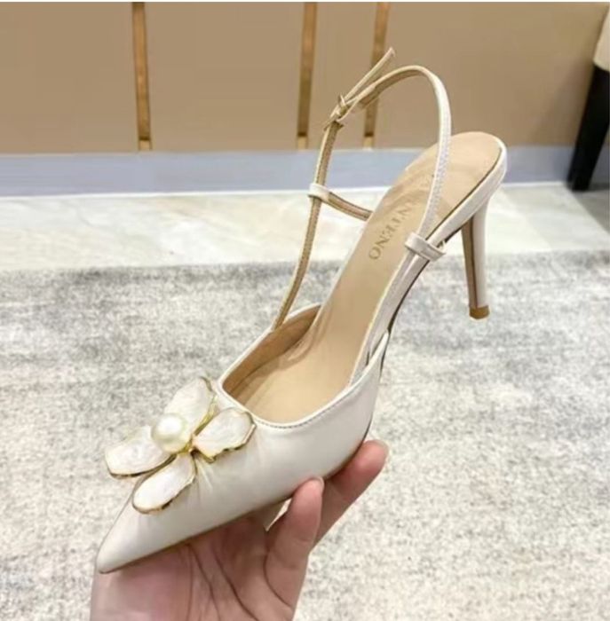 Продам белые туфли-лодочки.