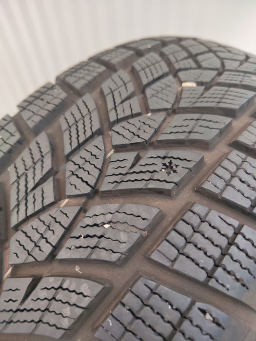 4 бр зимни 215/65/17 Goodyear
