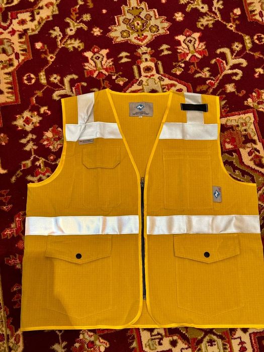 Качественный Жилеты (спец одежда)