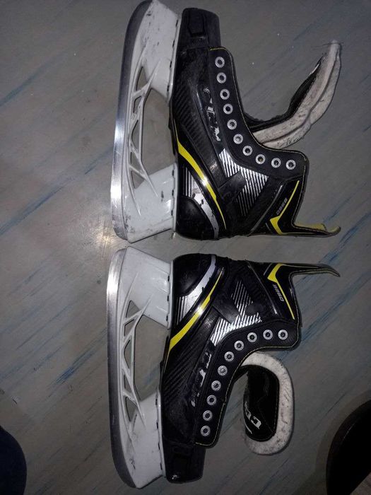 Продам хоккейные коньки CCM размер D8, или на наш 39-40.