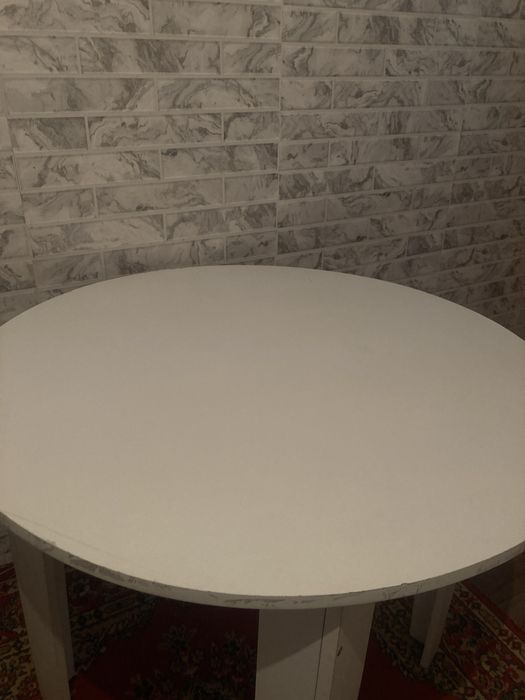 Белый круглый обеденный стол