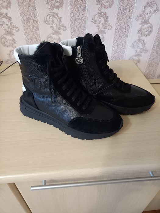 Продам женские зимние сапоги