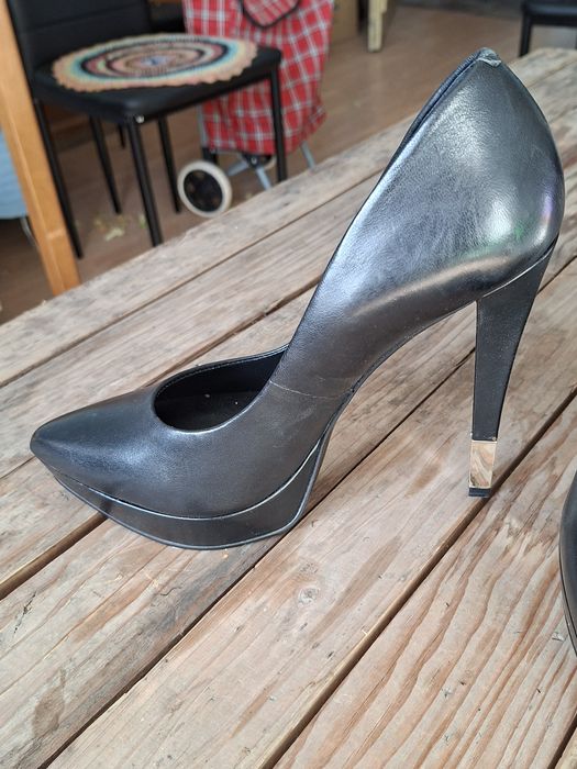 Дамски луксозни обувки Guess