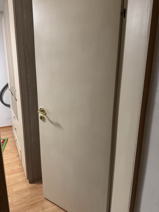 Шест интериорни и една външна метална врата