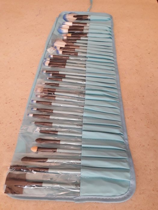 036 нов сет четки за грим Вандер 32бр VANDER различни цветове в калъче