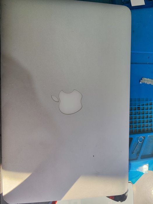 Mac book sotiladi aybi zaryadkasi yuq narxi 800000 sum