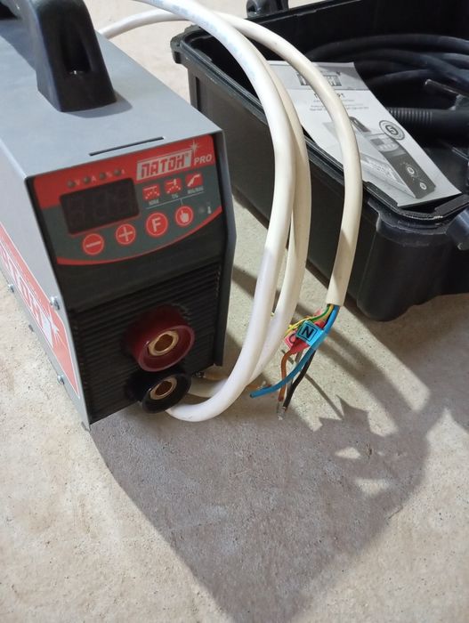 Сварочный инвертор, трёхфазный ПАТОН ВДИ -250, новый в своем кейсе.