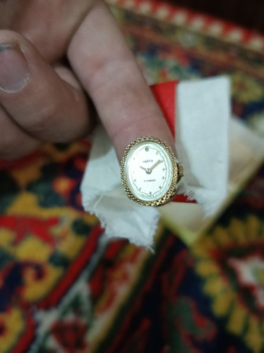 Продам кольцо с часами