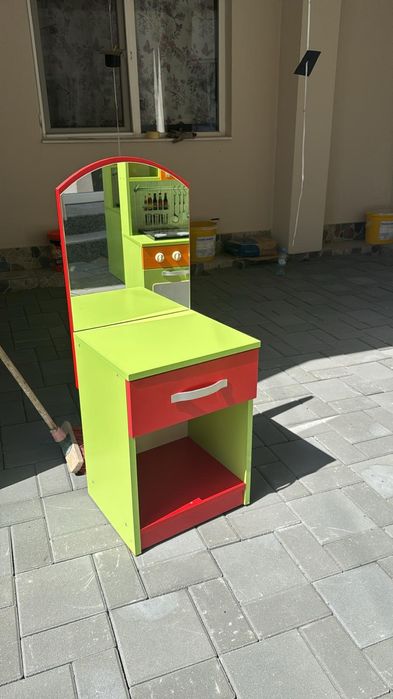 Vând mobilier pentru copii (bucătărie/măsuță pentru make-up/masă)